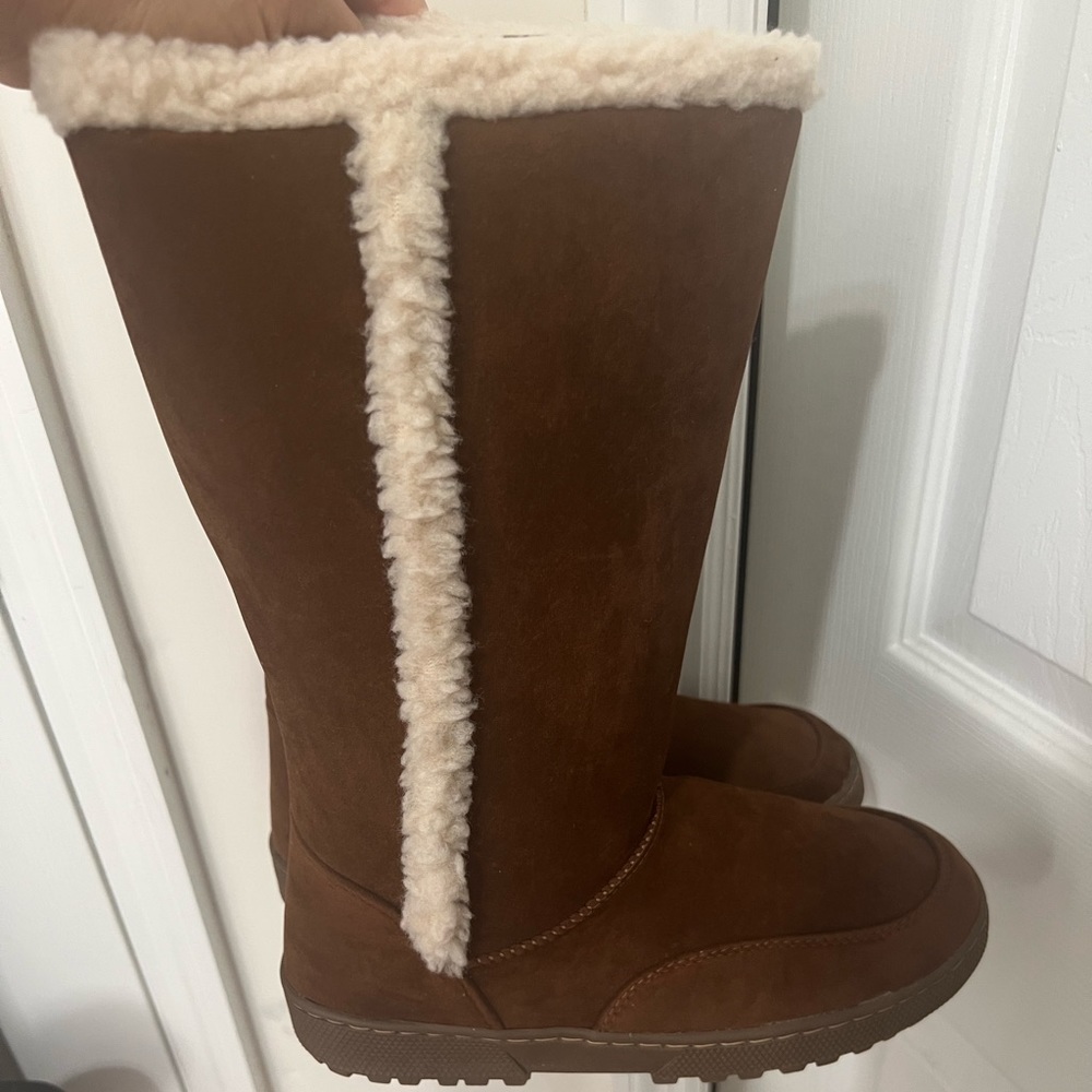 New in box Rampage size 8.5 suede boots